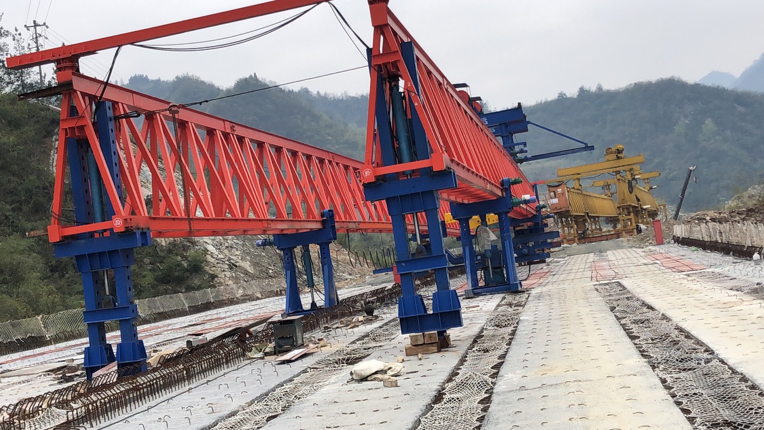 湖北十堰，十巫高速三標(biāo)，采購我廠的JQ40-180新式架橋機(jī)