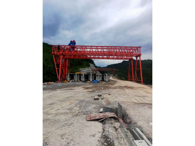 重慶匯森路橋工程建設有限公司，巴萬高速三標項目部采購高遠重型MG100/10-24m-9m龍門吊兩臺，設備發(fā)貨出廠