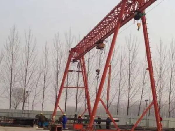 龍門吊門式起重機作業時如何確保下方人員的安全?